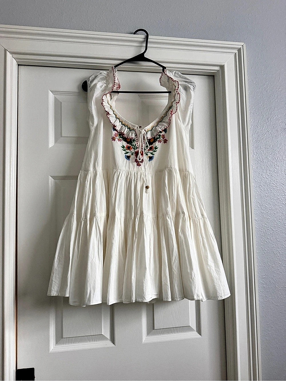 Free People Ivory Embroidered Floral Tiered Mini Dress – NWT – XS